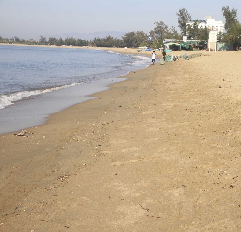 Bãi biển Ninh Chữ đã sạch rác thải hơn.