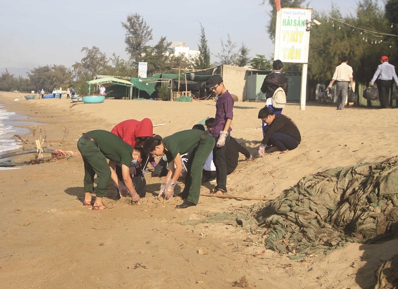 Lực lượng quân sự tham gia nhặt, thu gom rác thải tại khu vực bãi biển Ninh Chữ.