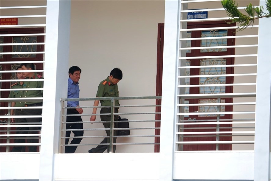 Ông Hoàng Tiến Đức (áo xanh) -Giám đốc Sở GDĐT tỉnh Sơn La dẫn lực lượng an ninh điều tra tới các phòng làm việc của cán bộ liên quan đến vụ việc để kiểm tra, thu thập chứng cứ. 