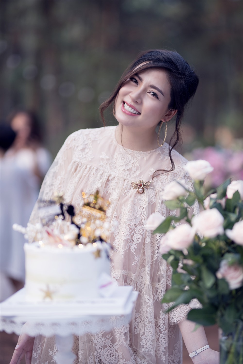 Ngọc Hiền bất ngờ trước bữa tiệc sinh nhật lãng mạn mà ông xã và bạn bè chu đáo tổ chức cho cô. Ảnh: NVCC.