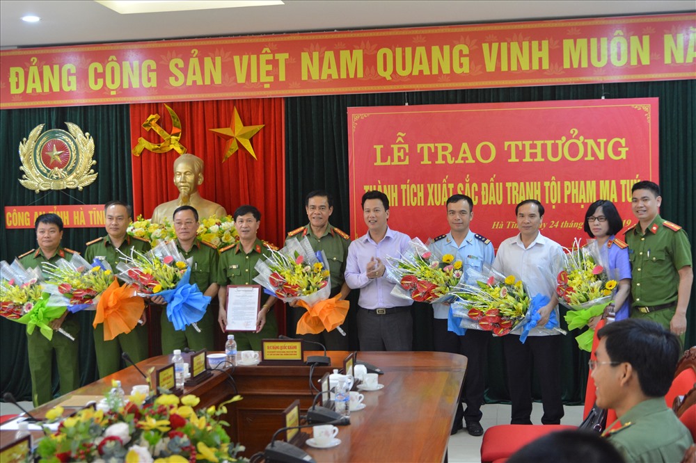 Chủ tịch UBND tỉnh Hà Tĩnh trao thưởng cho các lực lượng phá án