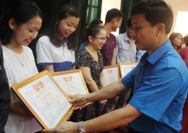 Ông Nguyễn Văn Danh - Chủ tịch LĐLĐ Hà Tĩnh trao giấy khen cho công nhân lao động tiêu biểu