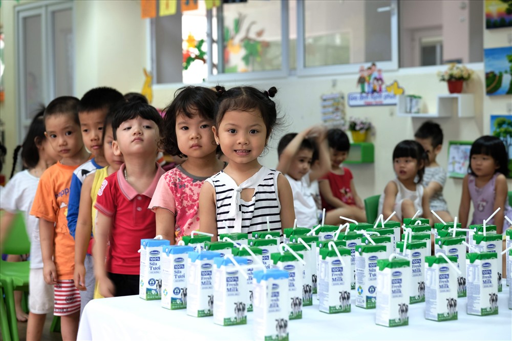 Các em học sinh hào hứng trong giờ uống sữa học đường