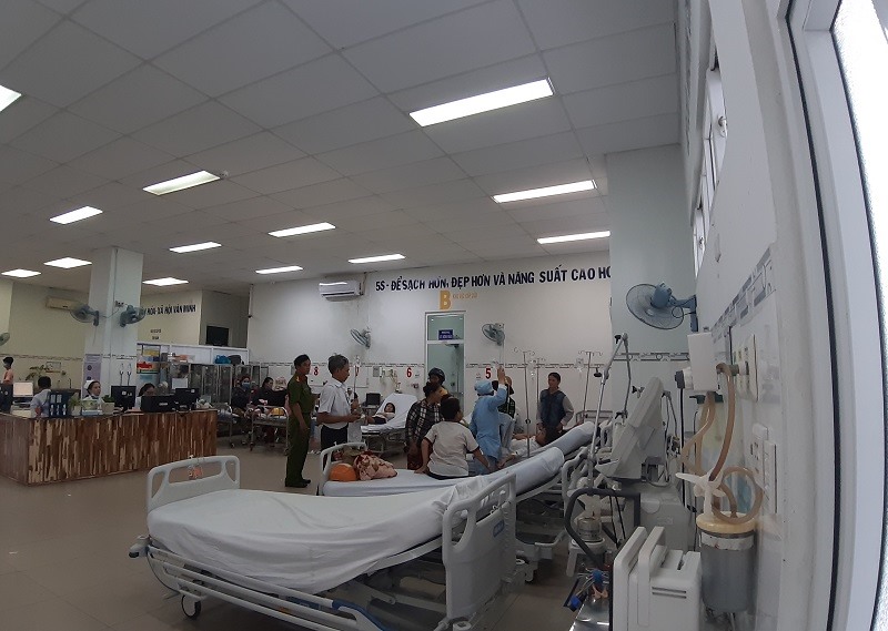 Một số em học sinh Trường TH Ninh Quý 2 được cấp cứu và điều trị tại Bệnh viện Đa khoa tỉnh Ninh Thuận.