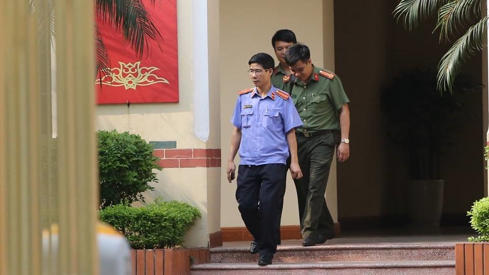 Cơ quan An ninh điều tra - Công an tỉnh Phú Thọ khám xét nơi làm việc của ông Tuấn.
