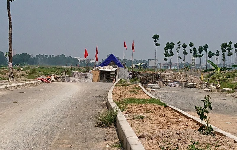 Tất cả các tuyến đường đấu nối của  Dự án Thanh Hà với tuyến kênh nội đồng đang bị dân Bắc Lãm chặn lại bằng lán trại màu xanh như thế này.