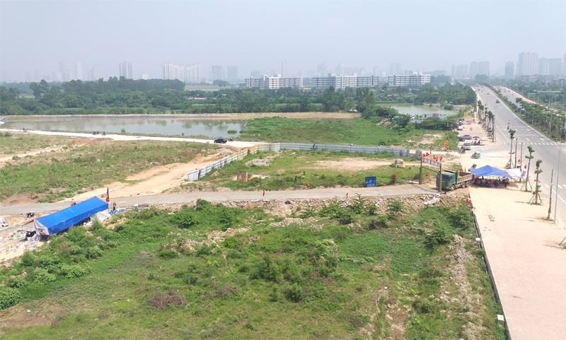 Đầu tuyến đường của chủ đầu tư (xa ống kính) dân đang đi rất gần với đường dân Phú Lãm tự làm trên đất Dự án Khu đô thị Thanh Hà (gần góc ống kính, có lán xanh).