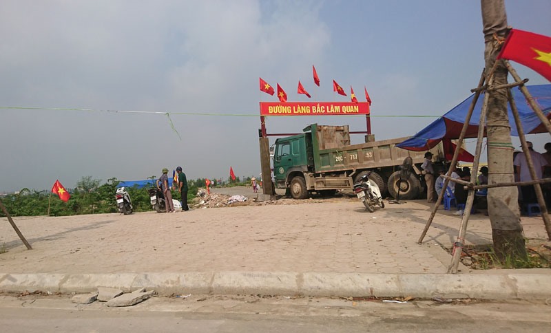  Lán trại của người dân Bắc Lãm dựng lên làm đường tại Khu đô thị Thanh Hà.