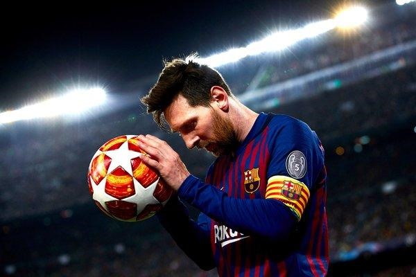 Siêu sao Lionel Messi vượt mặt hàng loạt huyền thoại để nhận giải thưởng. Ảnh The New York Times