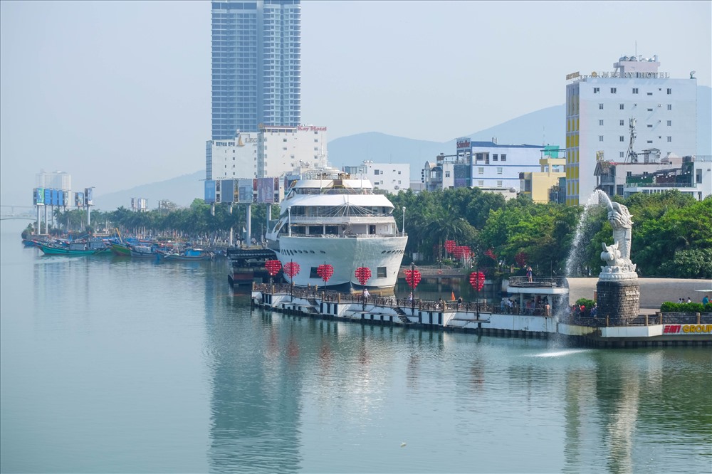 Cầu tình yêu và cá chép hóa rồng nằm bên dòng sông Hàn thơ mộng của TP. Đà Nẵng.