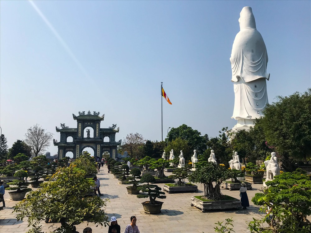 Ngôi chùa Linh Ứng nằm tại Bãi Bụt, bán đảo Sơn Trà, nơi đây cách trung tâm thành phố Đà Nẵng khoảng 10km về phía Đông Bắc. Đi từ cầu Rồng rồi thẳng Võ Văn Kiệt rẽ trái vào Võ Nguyên Giáp, đi thẳng đến cuối đường Hoàng Sa là đến nơi. Chùa Linh Ứng nằm lưng chừng núi Sơn Trà nên khi đến đây bạn sẽ được ngắm nhìn toàn bộ thành phố Đà Nẵng từ trên cao. Đây là một góc nhìn rất mộng mơ cho thành phố biển xinh đẹp này.