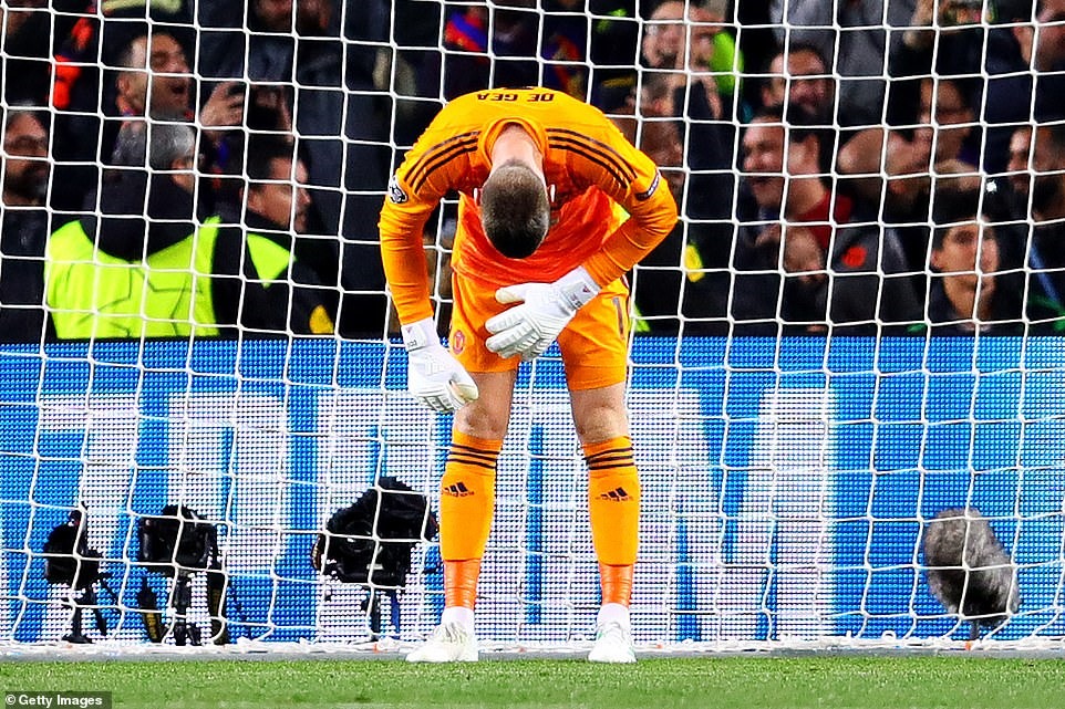 De Gea chẳng thể hài lòng với chính mình sau sai lầm trong trận gặp Barcelona. Ảnh: Getty Images.