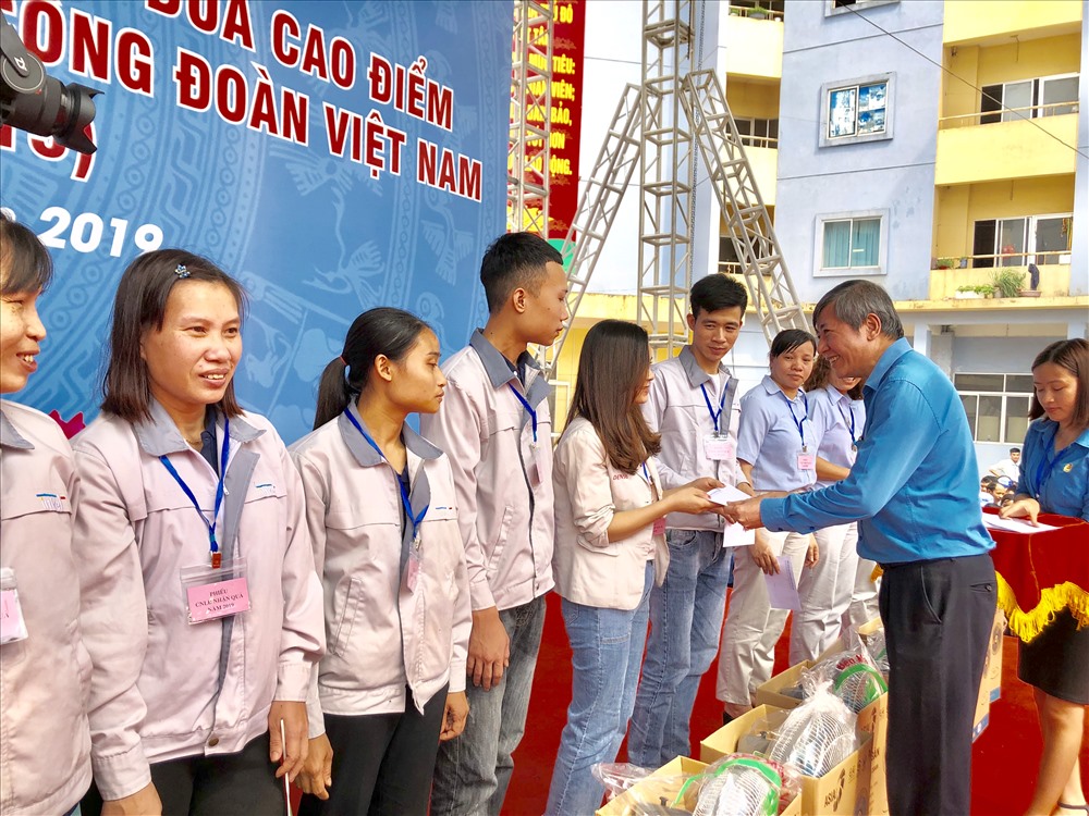 Phó Chủ tịch Thường trực Tổng LĐLĐVN Trần Thanh Hải tặng quà cho NLĐ có hoàn cảnh khó khăn. Ảnh: Hải Nguyễn