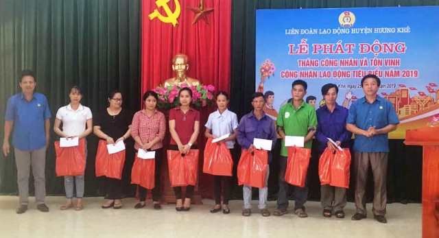 LĐLĐ huyện Hương Khê trao quà cho công nhân lao động có hoàn cảnh khó khăn
