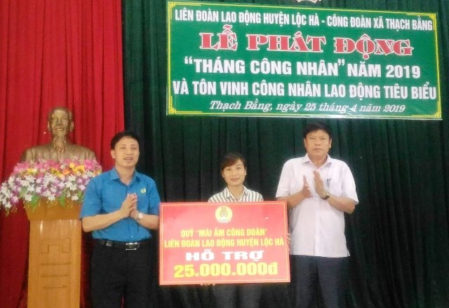 LĐLĐ huyện Lộc Hà trao hỗ trợ làm nhà mái ấm công đoàn