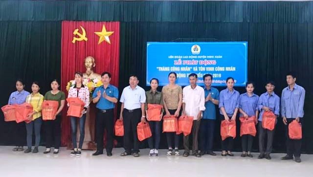 LĐLĐ huyện Nghi Xuân trao quà cho đoàn viên, công nhân lao động có hoàn cảnh khó khăn
