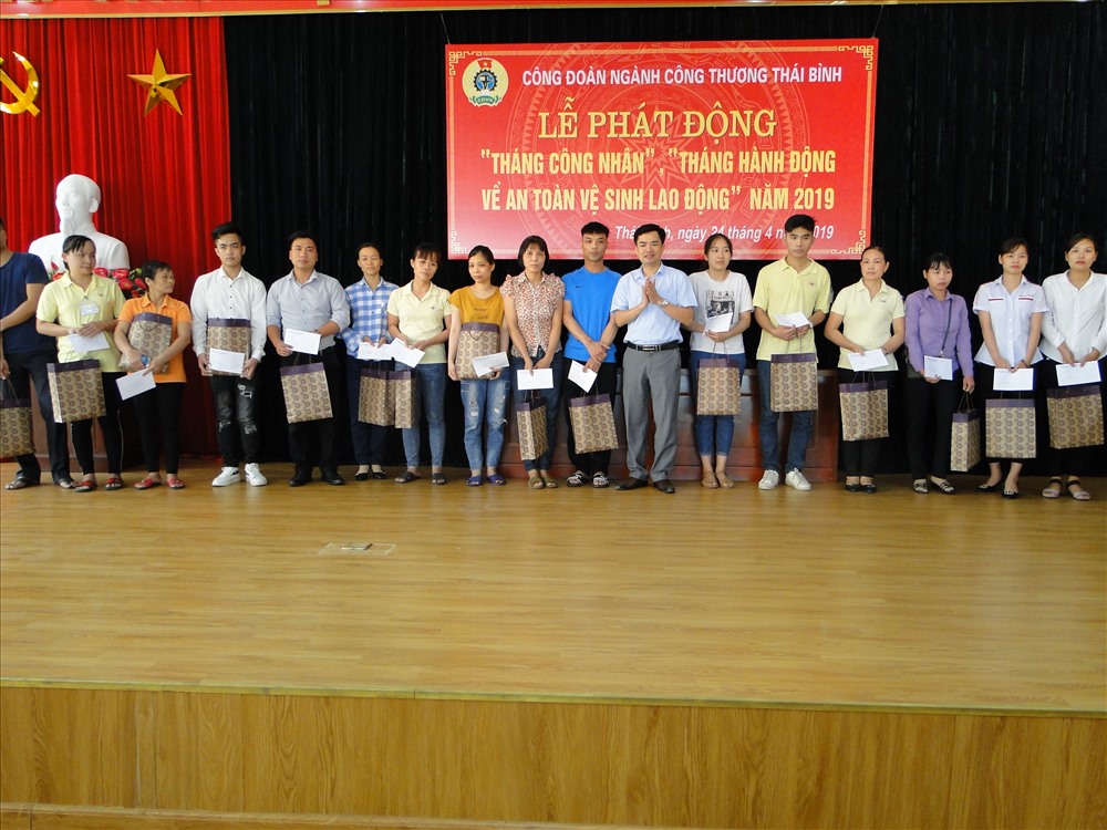 Công đoàn ngành Công thương Thái Bình trao quà cho CNLĐ.