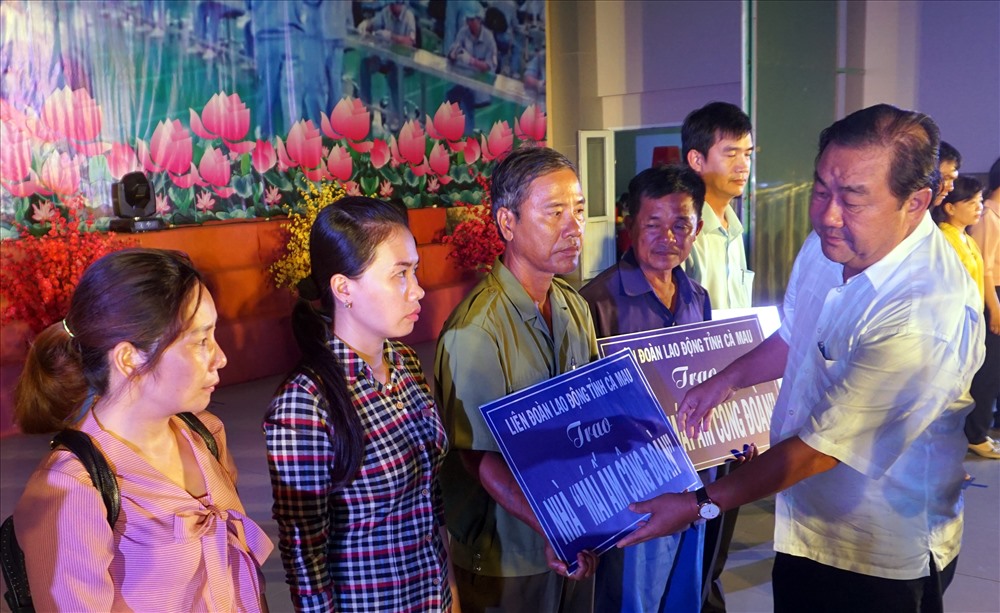 Chủ tịch HĐND tỉnh Cà Mau Trần Văn Hiện trao Mái ấn Công đoàn cho CNVCLĐ khó khăn 