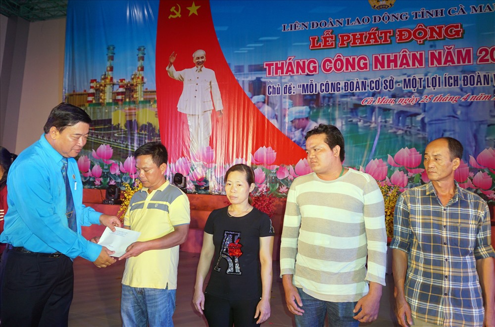 Chủ tịch LĐLĐ Cà Mau Võ Thanh Tòng trao quà cho  CNVCLĐ 