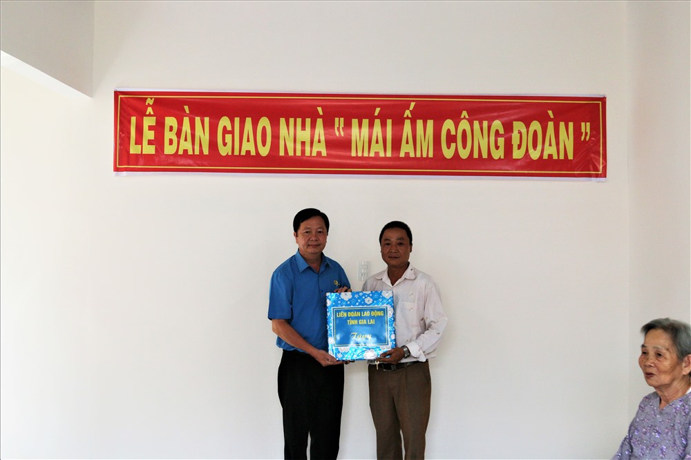 Ông Nguyễn Ngọc Minh - Phó Chủ tịch LĐLĐ tỉnh Gia Lai tặng quà cho anh Nguyễn Đức Lộc. Ảnh: Bảo Trung