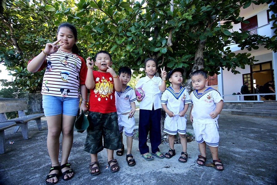 Nét hồn nhiên và vui tươi của các em bé tại đảo Song Tử Tây.