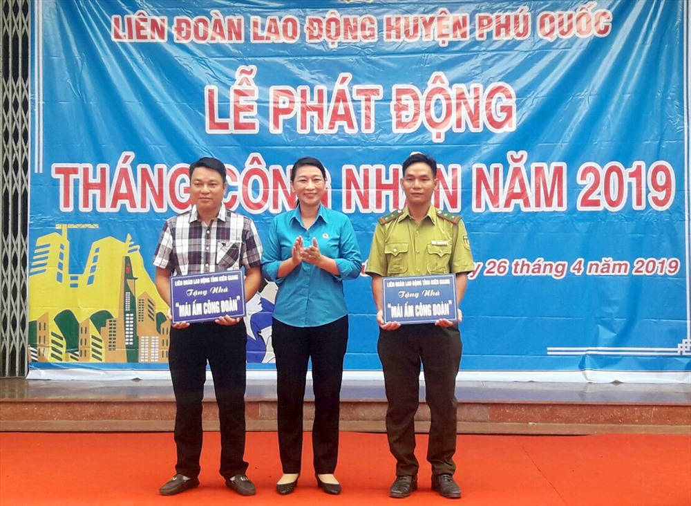 Dịp này LĐLĐ huyện Phú Quốc cũng trao 2 MÂCĐ cho đoàn viên khó khăn nhà ở. Ảnh: Lục Tùng