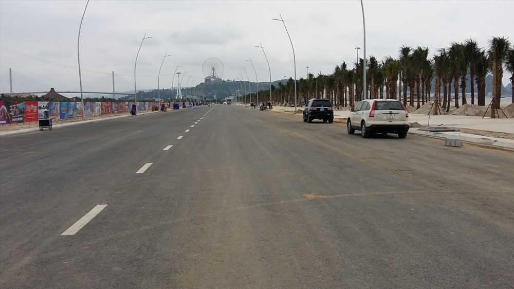 Bên cạnh bãi tắm là con đường ven biển mới mở dài 4,3km. Ảnh: Nguyễn Hùng