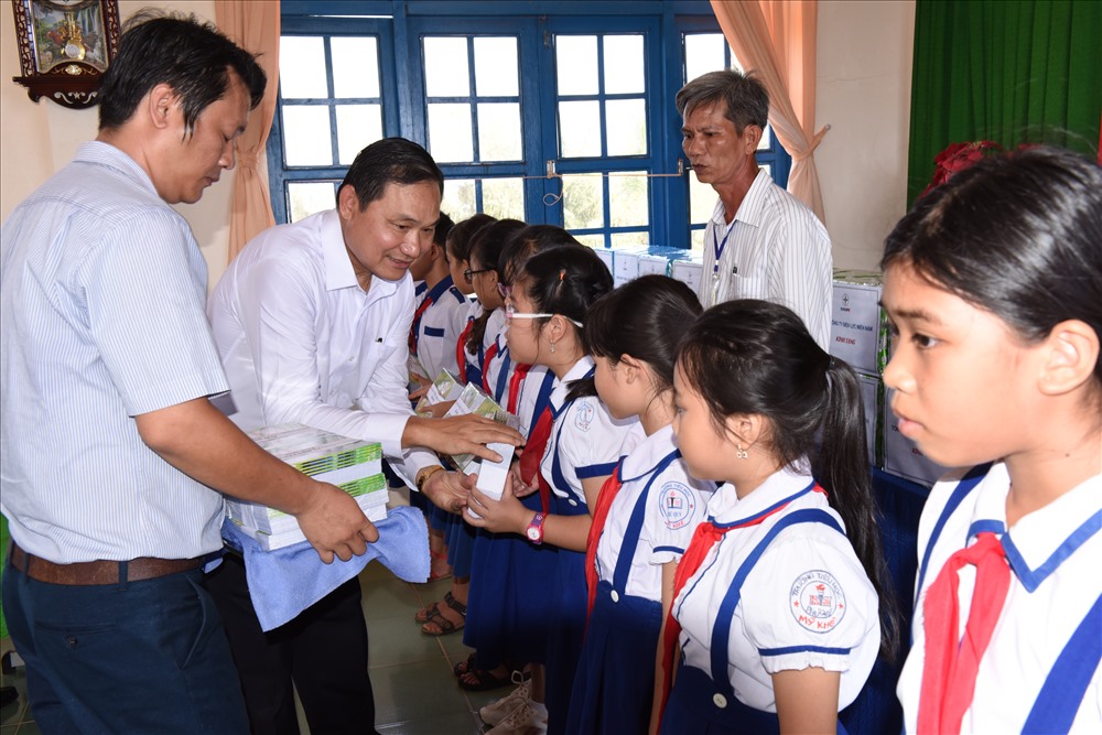 Đoàn công tác tặng tập vở cho học sinh trường tiểu học Tam Thanh