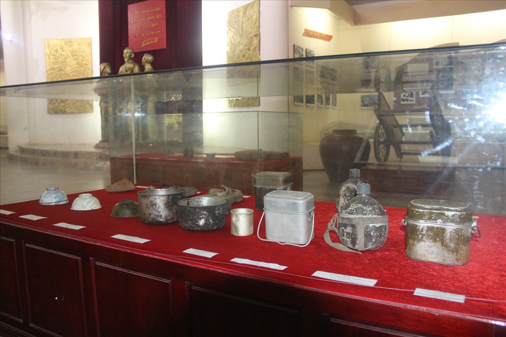 Trong những kỷ vật được lưu giữ tại Ngã ba Đồng Lộc này thì có kỷ vật được tìm thấy ngay tại hố bom nơi các chị nằm lại, nhưng cũng có những kỷ vật được gia đình cất giữ nhiều năm trước khi giao lại cho bảo tàng. 