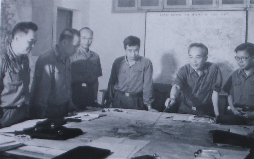Phòng Đại tướng Võ Nguyên Giáp nằm ở phía Đông căn nhà với 35m2 từ cuối năm 1968 đến năm 1980 với cương vị là Tổng Tư lệnh Quân đội Nhân dân Việt Nam và Bộ trưởng Bộ Quốc phòng