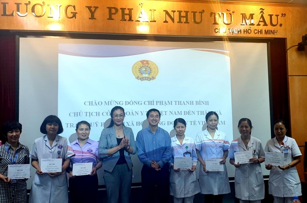 PGS.TS Phạm Thanh Bình và GS.TS Trần Văn Thuấn trao các suất hỗ trợ cho đoàn viên mắc bệnh hiểm nghèo tại Bệnh viện K.
