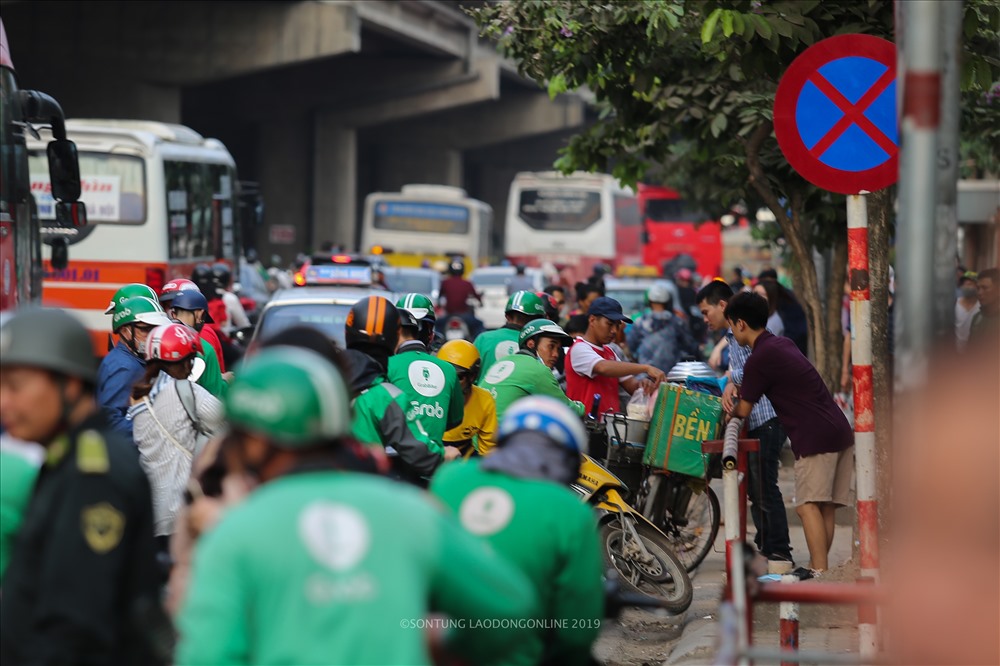 Nhiều tuyến đường dẫn ra các cửa ngõ Hà Nội xe cộ đông đúc hơn ngày thường.