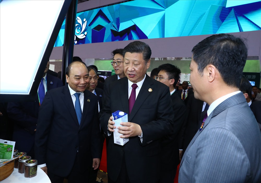 Chủ tịch Trung Quốc Tập Cận Bình tìm hiểu sản phẩm sữa của TH tại hội chợ CIIE 2018.