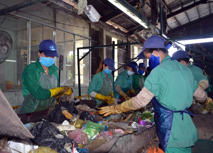 Phân loại rác tại Nhà náy xử lý rác Thành phố Cà Mau