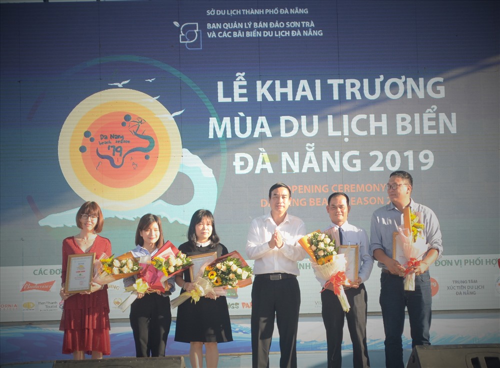 Ông Lê Trung Chinh (thứ 3, phải qua) - Phó Chủ tịch UBND TP Đà Nẵng tặng hoa cho các đơn vị tài trợ.
