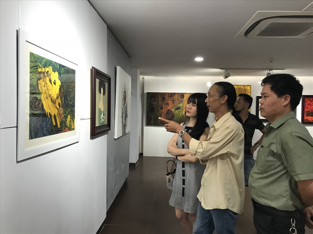 Công chúng và du khách yêu mến nghệ thuật xem các tác phẩm.