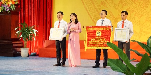 Tặng Cờ thi đua và Bằng khen của Tổng Liên đoàn Lao động Việt Nam cho các tập thể, cá nhân có thành tích xuất sắc trong phong trào xanh – sạch – đẹp năm 2018