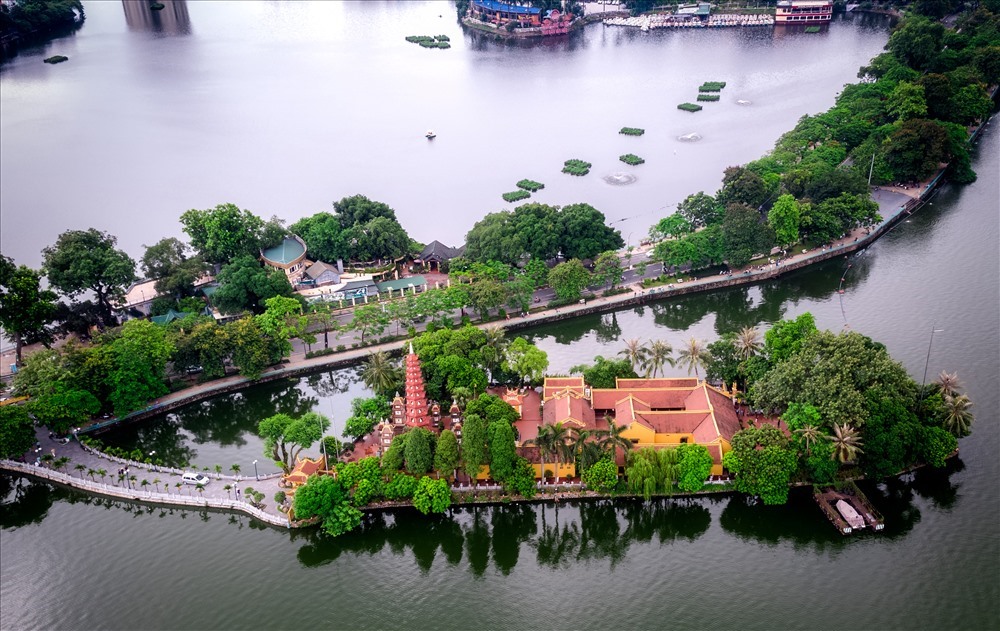 Chùa Trấn Quốc nằm trên một hòn đảo phía Đông Hồ Tây là ngôi chùa lâu đời nhất ở Hà Nội với lịch sử hơn 1500 năm tuổi và được tôn vinh là một trong những ngôi chùa đẹp nhất trên thế giới. Ảnh: Flycam 4k