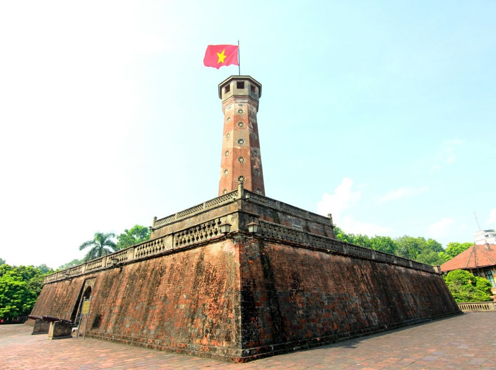 Cột cờ Hà Nội hay còn gọi Kỳ đài Hà Nội là một kết cấu dạng tháp được xây dựng cùng thời với thành Hà Nội dưới thời vua Gia Long triều Nguyễn, kiến trúc cột cờ bao gồm ba tầng đế và một thân cột, được coi là một trong những biểu tượng của thành phố. Ảnh: Soha