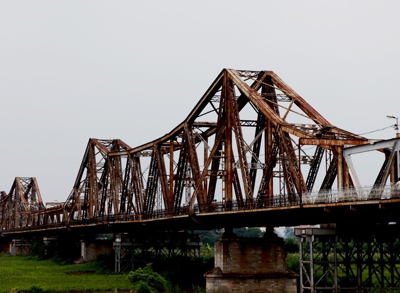 Tài liệu tại Cục văn thư lưu trữ nhà nước khẳng định, tại thời điểm đầu thế kỉ 20, Long Biên là cây cầu thép có kiến trúc đẹp, dài nhất khu vực Đông Dương và một trong những cầu lớn nhất thế giới.