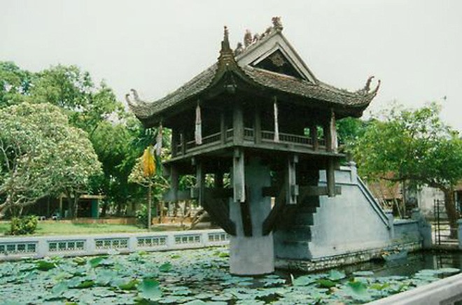 Quần thể kiến trúc gồm chùa và tòa đài được xây dựng dưới hồ vuông ở phía Tây Hoàng thành Thăng Long. Sở dĩ gọi là chùa Một Cột vì toàn bộ kiến trúc được đặt trên một cột trụ độc nhất giữa hồ sen hình vuông. Ảnh: Soha