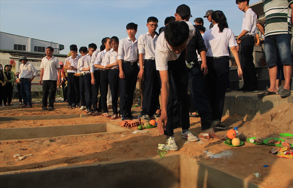 Học sinh trường THPT Thái Hòa lặng lẽ tiễn bạn an nghỉ.