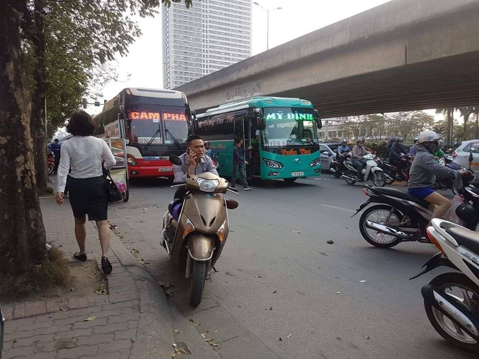 Nhiều xe khách chạy kiểu “rùa bò” bắt khách ở khu vực đường Phạm Hùng (Nam Từ Liêm).