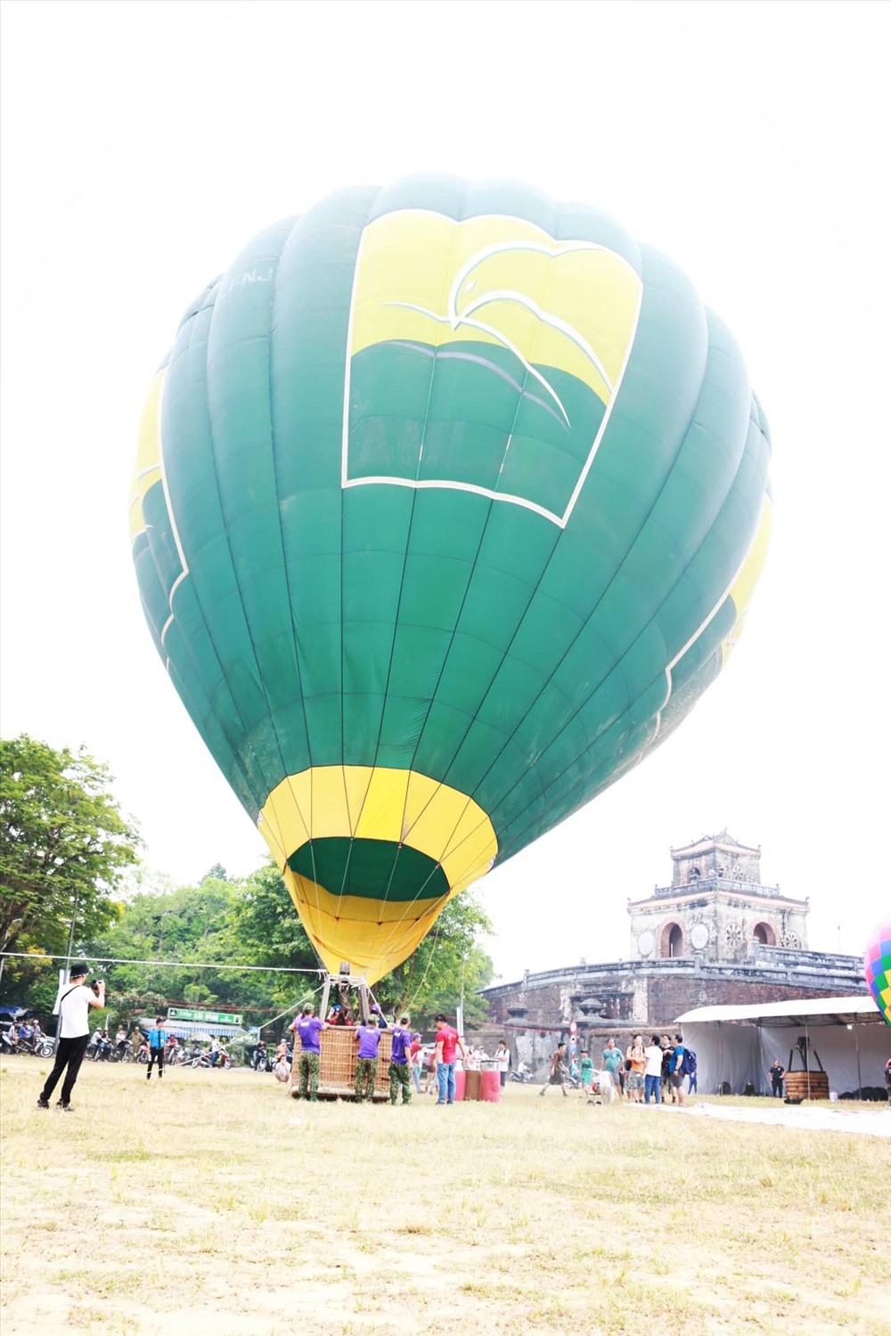 Một khinh khí cầu chuẩn bị bay lên.