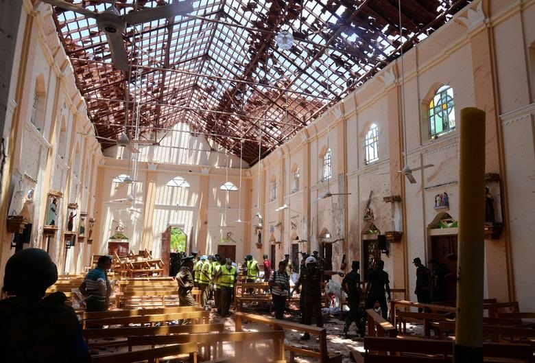 Sáng 21.4, Sri Lanka rung chuyển bởi 6 vụ nổ vào 3 nhà thờ và 3 khách sạn hạng sang. Các quan chức hiện trường vụ án kiểm tra nơi xảy ra vụ nổ bom bên trong một nhà thờ ở Negombo, Sri Lanka. Ước tính có tới 253 người thiệt mạng trong một loạt các vụ nổ nhắm vào các nhà thờ và khách sạn, phá vỡ sự bình tĩnh tương đối tồn tại ở đa số Phật giáo Sri Lanka kể từ khi một cuộc nội chiến chống lại hầu hết những người ly khai người theo đạo Hindu đã kết thúc cách đây 10 năm. 