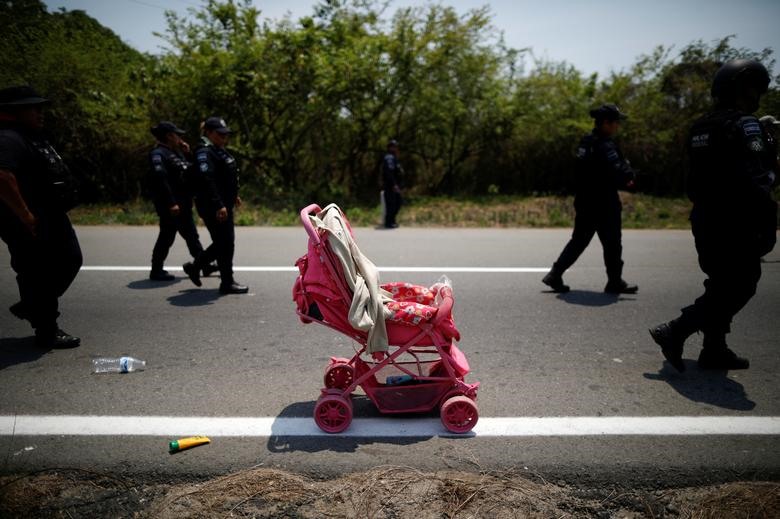 Một chiếc xe đẩy của nhóm người di cư Trung Mỹ bỏ rơi trong cuộc đột kích nhập cư trong hành trình tới Hoa Kỳ tại Pijijiapan (Mexico).