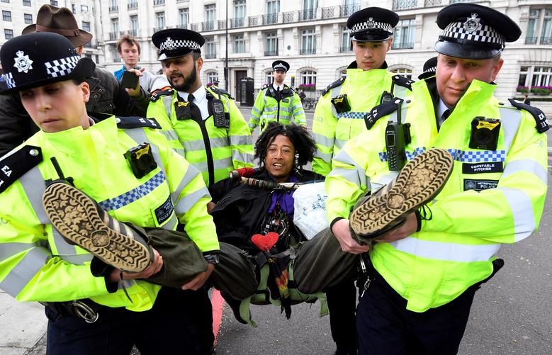 Lực lượng cảnh sát bắt giữ một người biểu tình trong cuộc biểu tình nổi loạn tại Arch Arch (London, Anh) ngày 24.4. Hơn 1.000 người đã bị bắt trong các cuộc biểu tình, bắt đầu từ ngày 15.4.