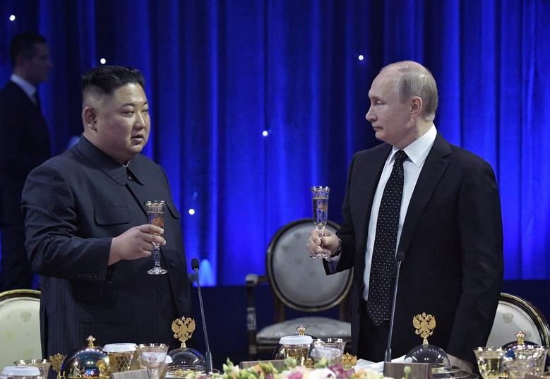 Tổng thống Nga Vladimir Putin và nhà lãnh đạo Triều Tiên Kim Jong-un tham dự tiệc chiêu đãi chính thức sau cuộc hội đàm trực tiếp đầu tiên của họ tại Vladivostok, Nga.