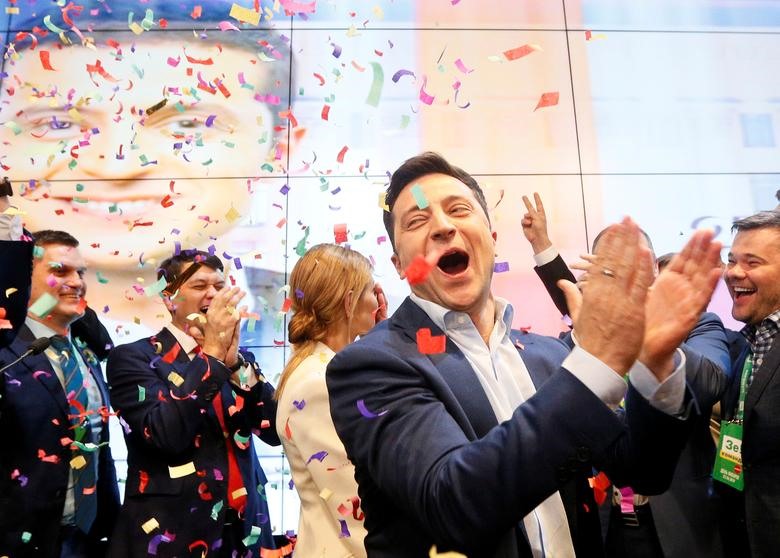 Diễn viên hài Volodymyr Zelensky giành chiến thắng “long trời lở đất” trong cuộc bầu cử Tổng thống Ukraina vòng 2 hôm 21.4, đánh bại ông Petro Poroshenko.