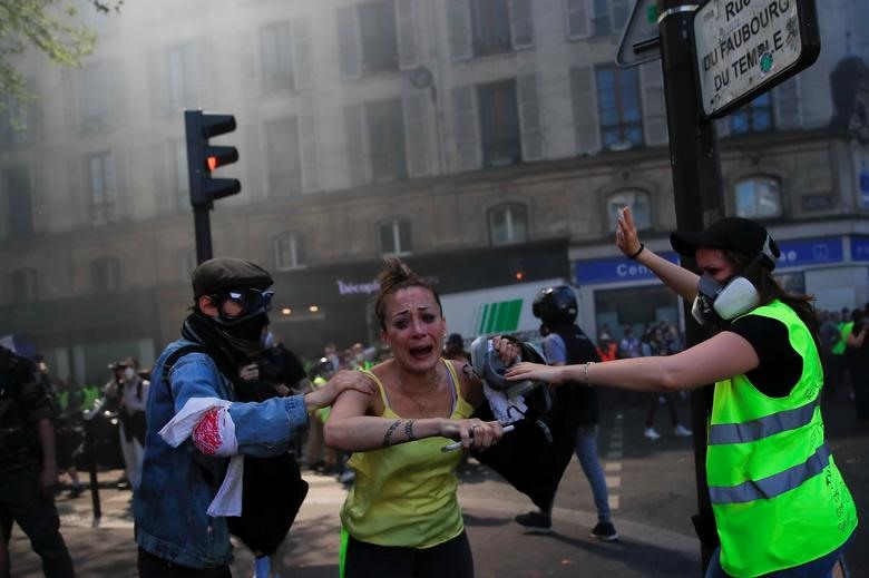 Một phụ nữ phản ứng trong vụ đụng độ giữa người biểu tình và cảnh sát chống bạo động tại Paris hôm 20.4 khi hàng nghìn người “Áo gile vàng” chiếm giữ các tuyến phố trong cuộc tuần hành thứ Bảy thứ 23 liên tiếp. 